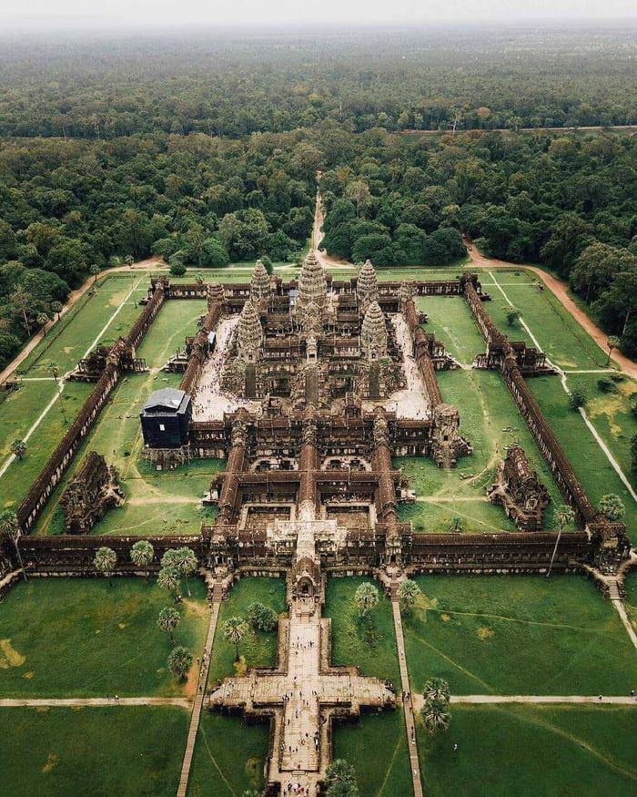 25 ans de contributions cambodgienne, française et internationale à la conservation et au développement d’Angkor, patrimoine culturel de l’humanité (UNESCO)