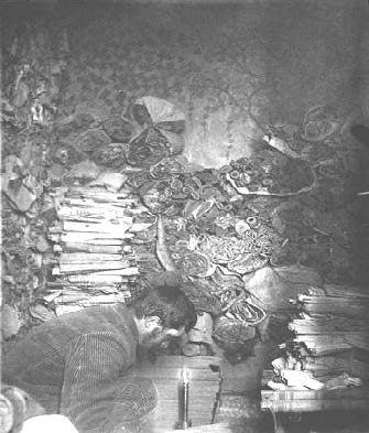 Paul Pelliot examinant des rouleaux dans la grotte aux manuscrits et aux peintures à Dunhuang. Paris, musée Guimet. © RMN.